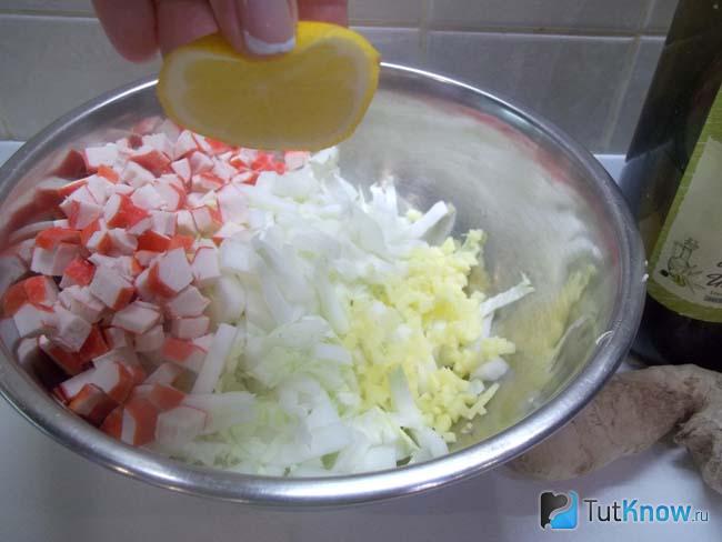 Продукты приправлены лимонным соком