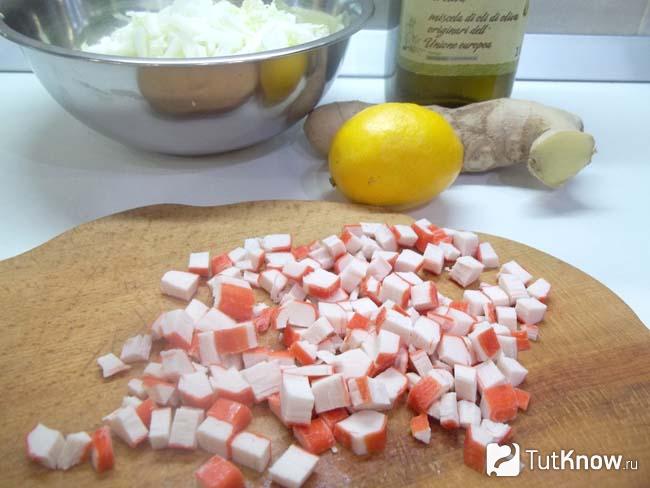 Крабовые палочки нарезаны кубиками