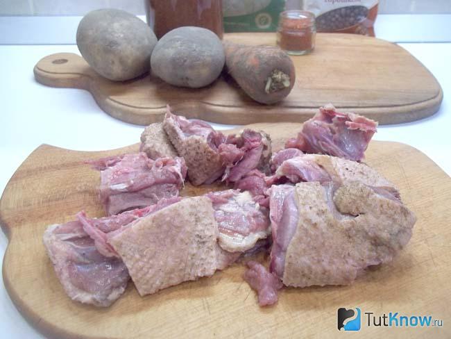 Утка нарезана кусочками