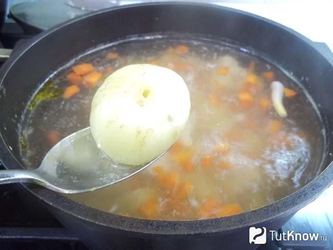 Из бульона извлечена отваренная луковица