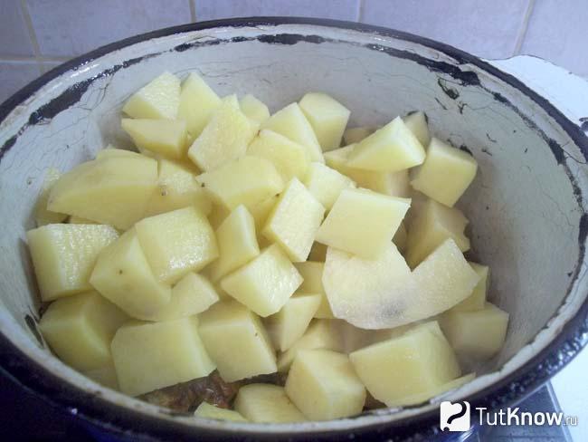 Картофель сложен в кастрюлю