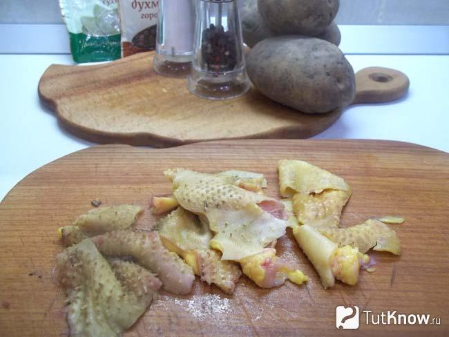 Куриные шкурки нарезаны кусочками