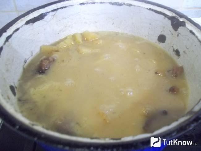 Готовая тушеная картошка в духовке