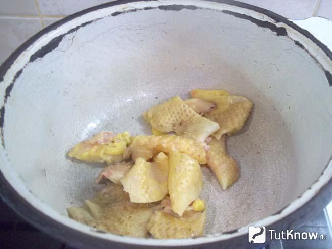 Куриные шкурки выложены в кастрюлю