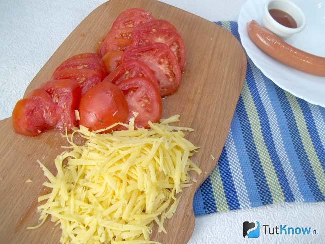 Помидоры нарезаны кольцами, сыр натерт на терке