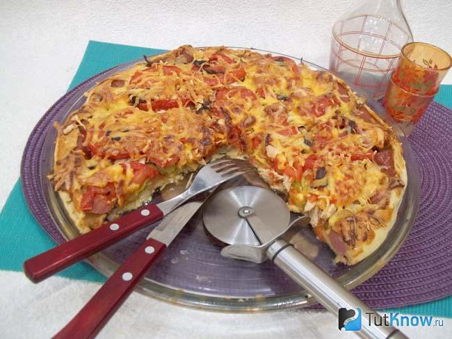Готовая пицца с кабачками, базиликом и курицей
