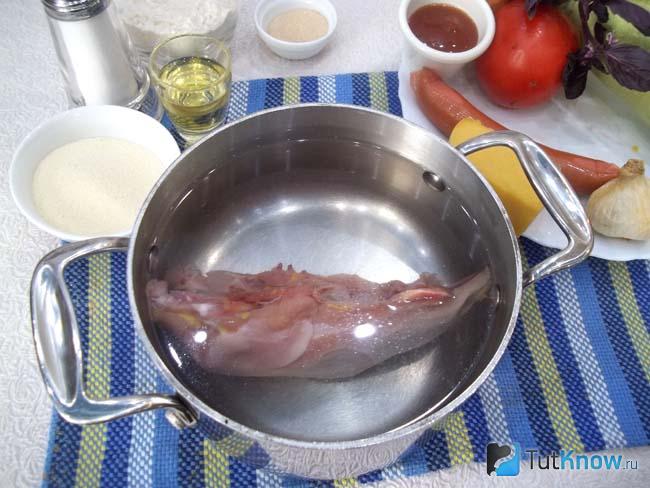 Куриное филе варится в кастрюле