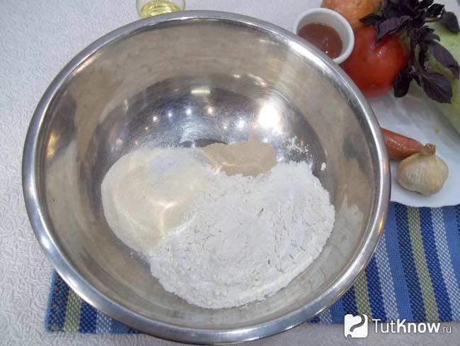 В миску насыпана мука, манка, сахар и дрожжи