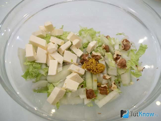 Продукты сложены в глубокую емкость