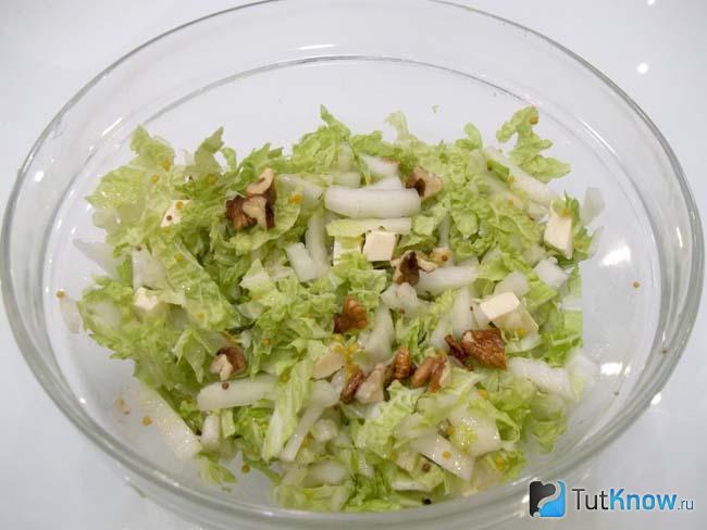 Готовый салат из пекинской капусты, с сыром и грецкими орехами