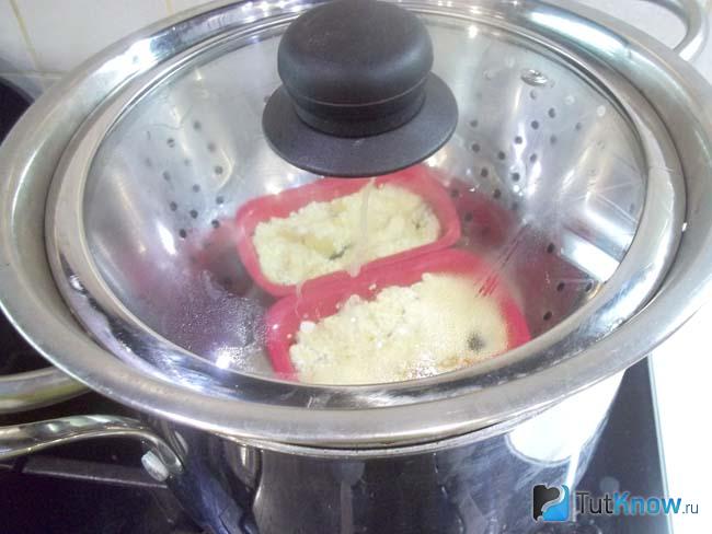 Дуршлаг закрыт крышкой
