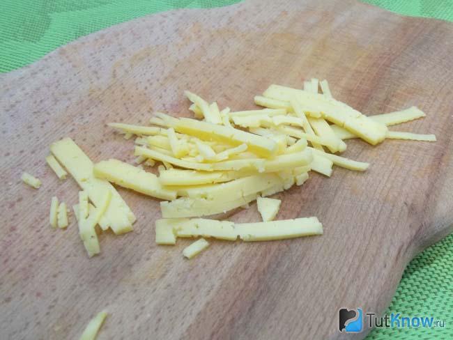Сыр нарезан соломкой