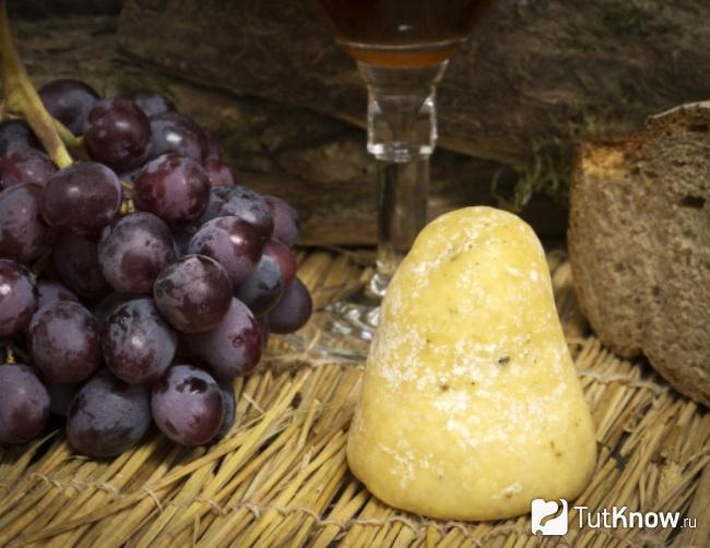 Сыр Булет де Камбре и виноград