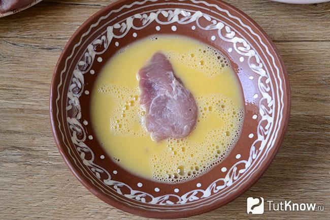 Кусок свинины во взбитом яйце