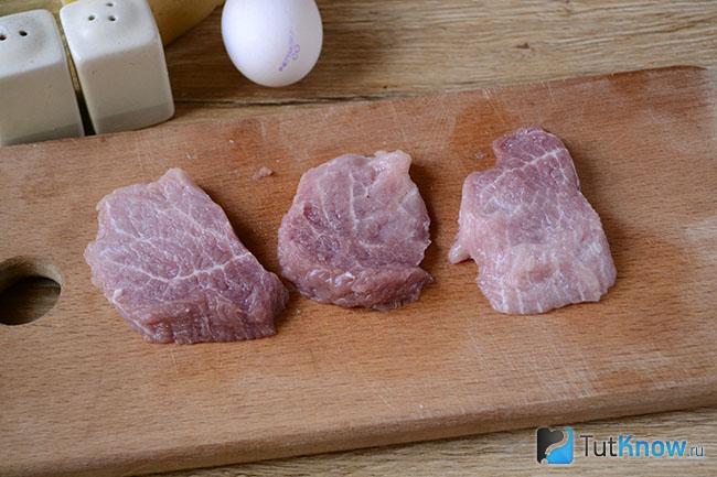 Куски сырой свинины