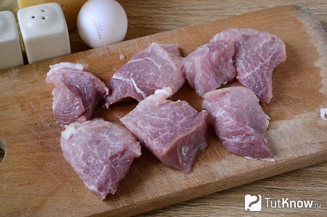 Куски свинины на деревянной доске