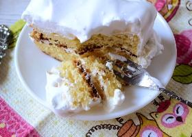 Бисквитный пирог с безе и взбитыми сливками