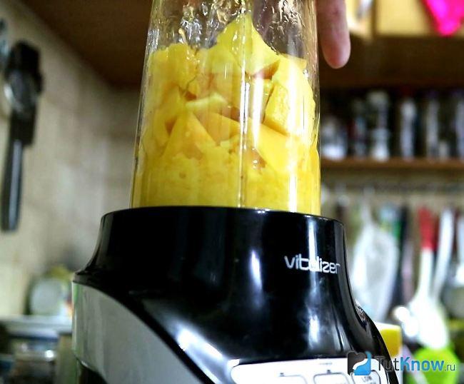 Приготовление смузи с манго