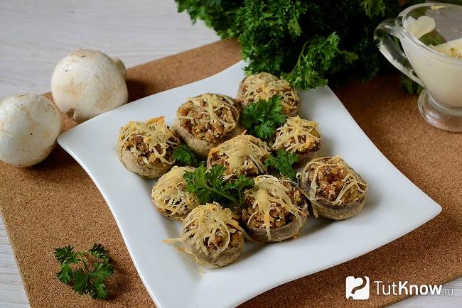 Готовые к подаче фаршированные грибы с луком и сухариками