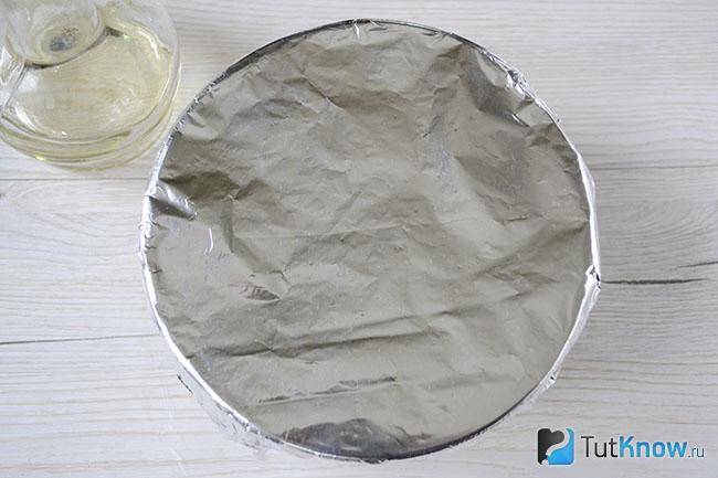 Укутанная фольгой миска с кашей