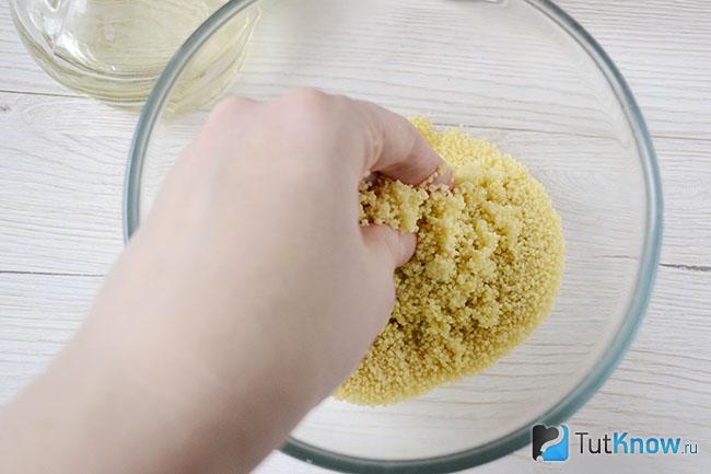 Покрытие кускуса маслом