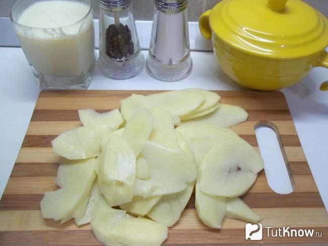 Картофель очищен и нарезан тонкими кольцами