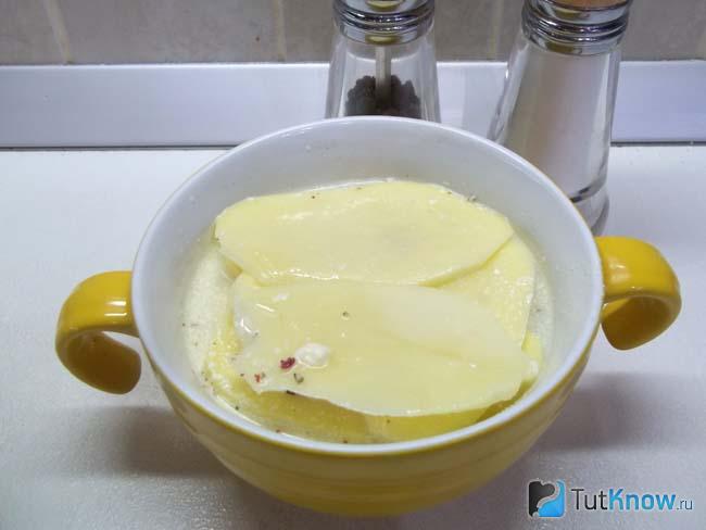 Картофель залит молоком