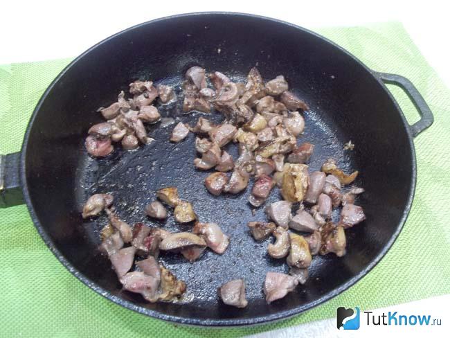 Субпродукты жарятся на сковороде