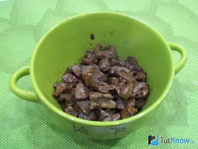 Субпродукты выложены в горшочки