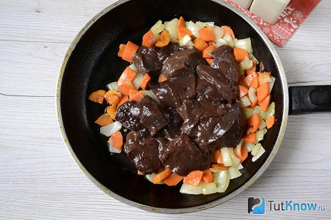 Печень с морковкой и луком на сковороде