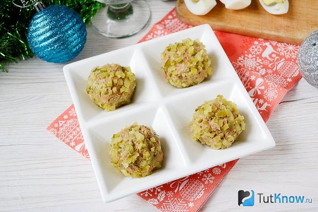 Готовые закусочные шарики из печени с солеными огурцами