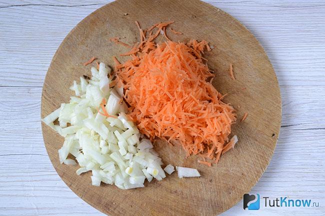Нарезанный лук с тертой морковкой