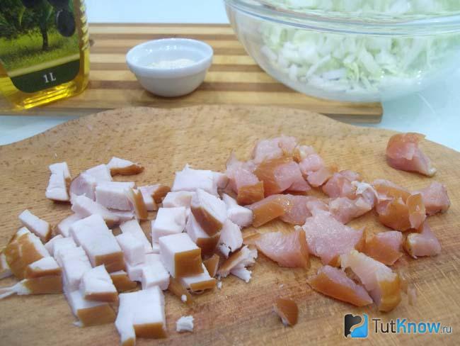 Курица нарезана кусочками