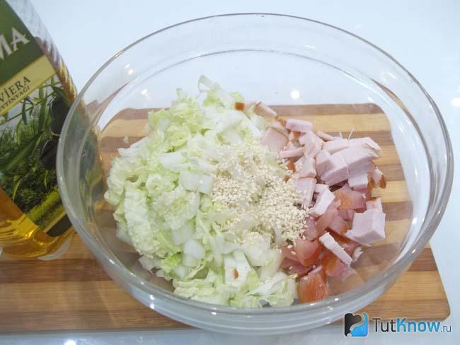 Курица соединена с мясом и кунжутом