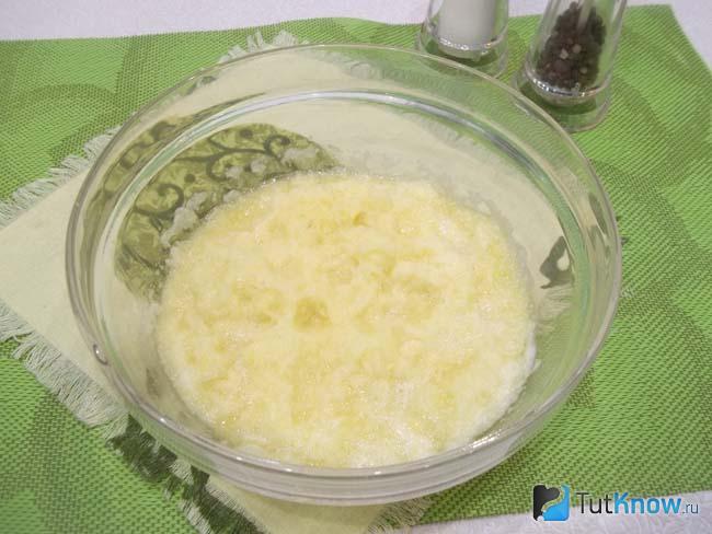 Картофель и лук натерты на мелкой терке