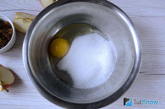 Яйцо в мисочке с сахаром