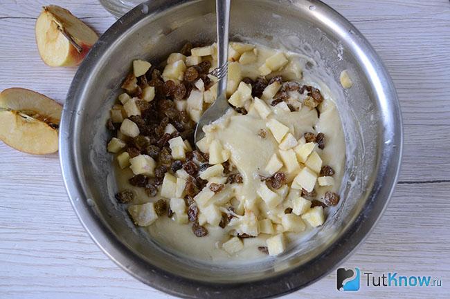 Тесто для кексов с начинкой из яблок и изюма