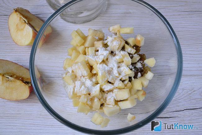 Измельченные яблоки с изюмом для начинки кексов