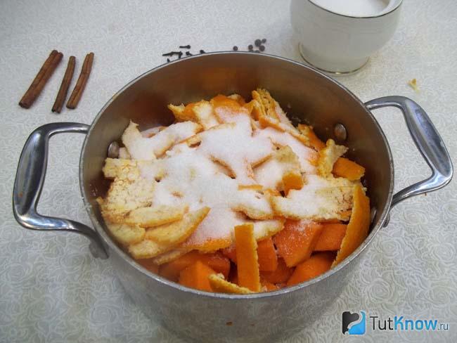 Апельсиновые корки пересыпаны сахаром и добавлены пряности