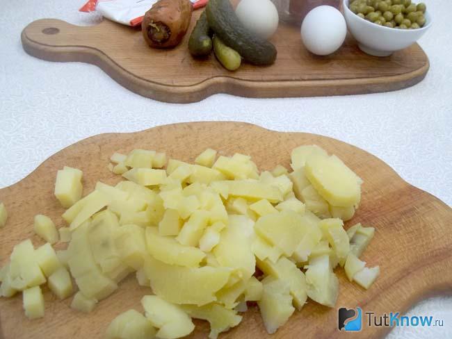 Картофель нарезан кубиками