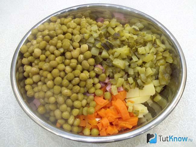 Продукты соединены и заправлены майонезом