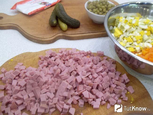 Колбаса нарезана кубиками