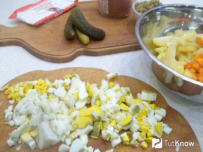 Яйца нарезаны кубиками