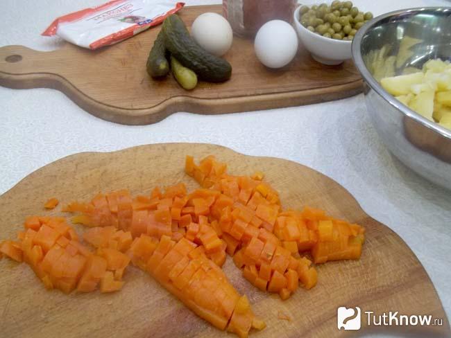 Морковь нарезана кубиками