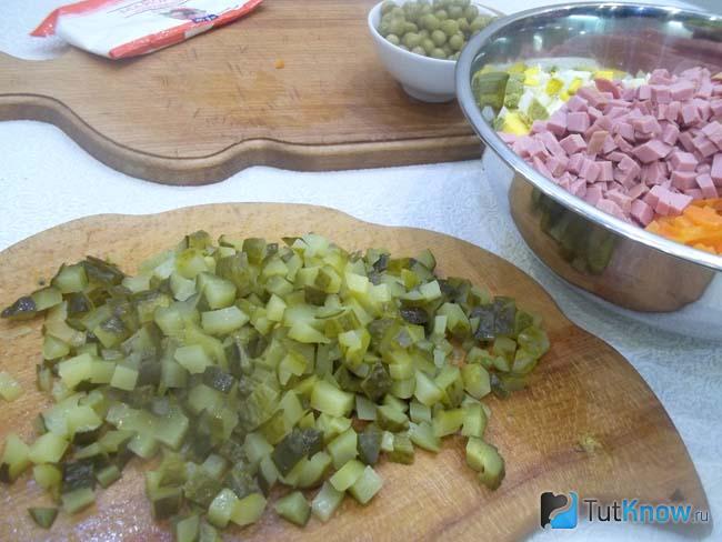 Соленые огурцы нарезаны кубиками
