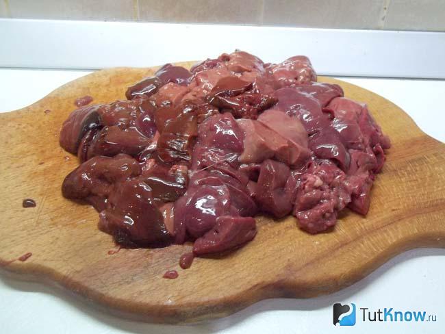 Печень нарезана