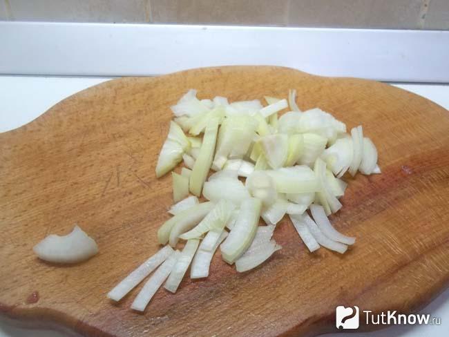 Репчатый лук нашинкован