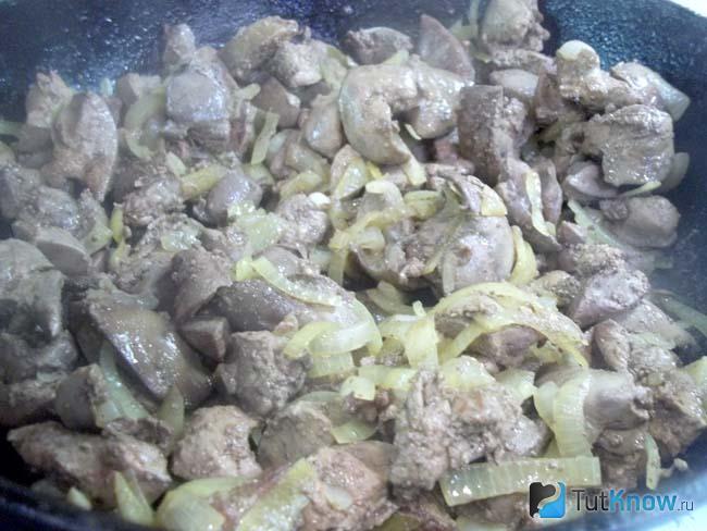 Печень с луком жарятся