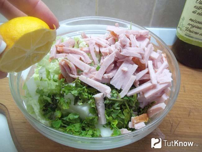 Продукты сложены в салатницу и заправлены лимонным соком и маслом