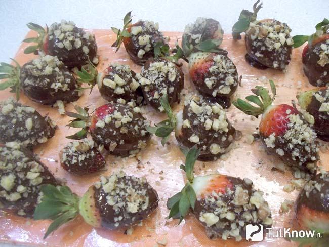 Готовая клубника в шоколаде с орехами